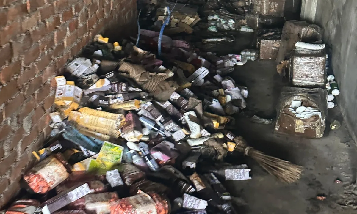 Barabanki News : परचून गोदाम में आग लगने से 60 लाख की खाद्य सामग्री जलकर राख