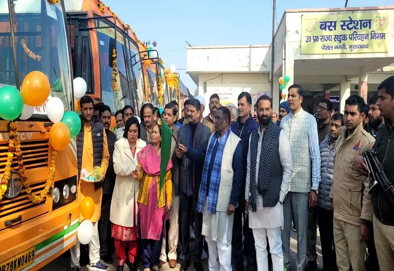 मुरादाबाद : महाकुंभ के लिए बसों का पहला बेड़ा रवाना, दिखाई हरी झंडी