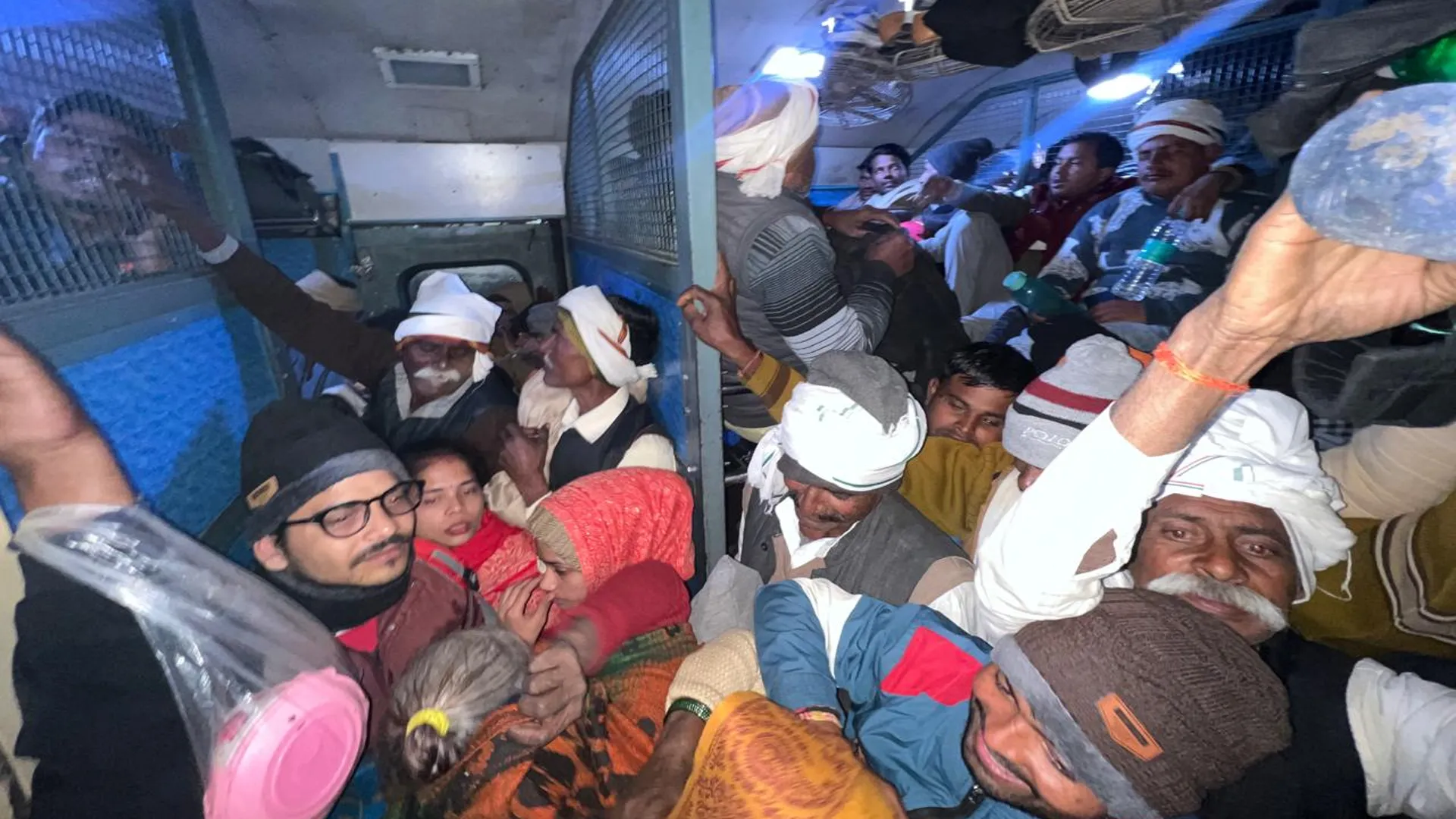 बरेली: महाकुंभ का पुण्य कमाने से पहले ट्रेनों में जद्दोजहद, भीड़ और लेटलतीफी से परेशान श्रद्धालु