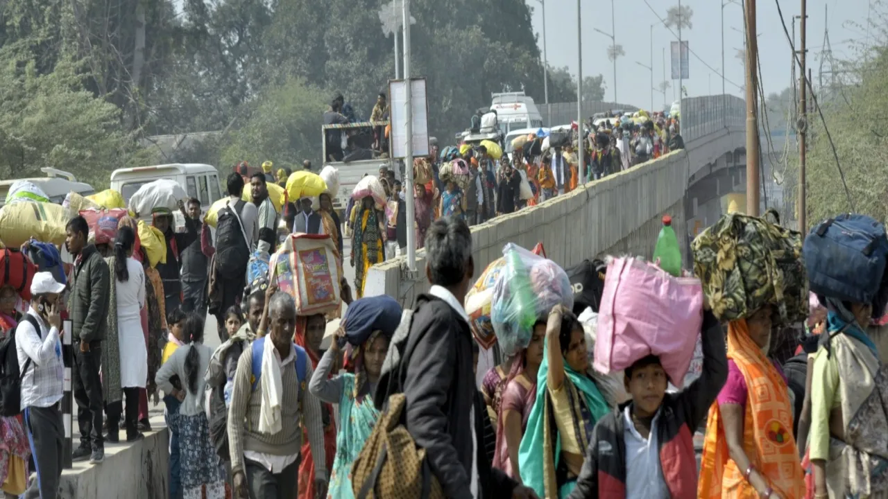 Mahakumbh 2025 :  मौनी अमावस्या के अमृत स्नान पर नहीं रुक रहे कदम, श्रद्धालुओं ने नाप ली सैकड़ों किमी की दूरी