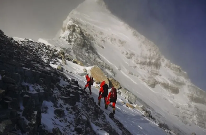 Nepal Mount Everest : अब माउंट एवरेस्ट पर चढ़ना हुआ और भी महंगा, नेपाल ने शुल्क बढ़ाकर 15,000 अमेरिकी डॉलर किया 