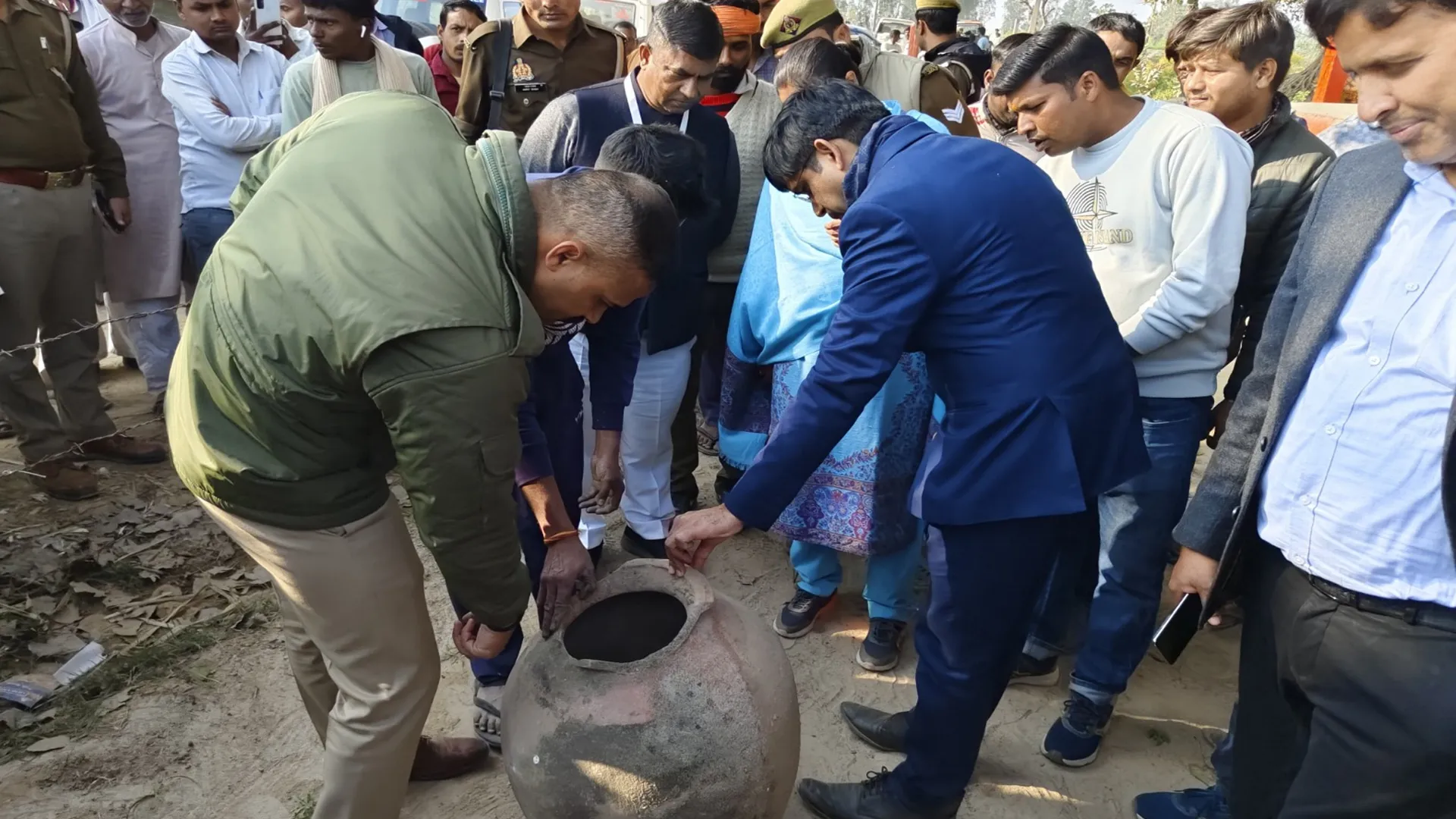 संभल: अमरपति खेड़ा पहुंचे डीएम एसपी ने देखा मिट्टी का घड़ा और इंसानी हड्डियां