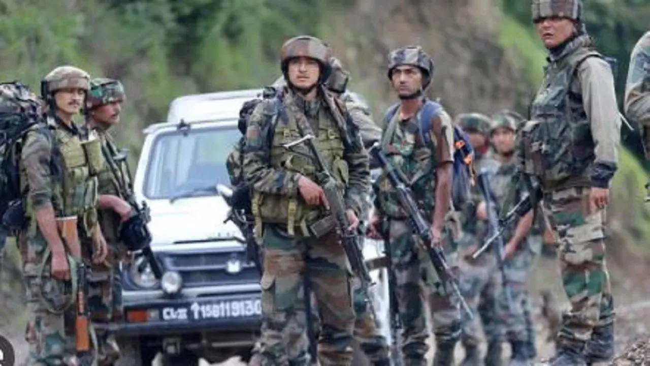 जम्मू-कश्मीर के सोपोर में आतंकवादियों और सुरक्षा बलों के बीच मुठभेड़ जारी