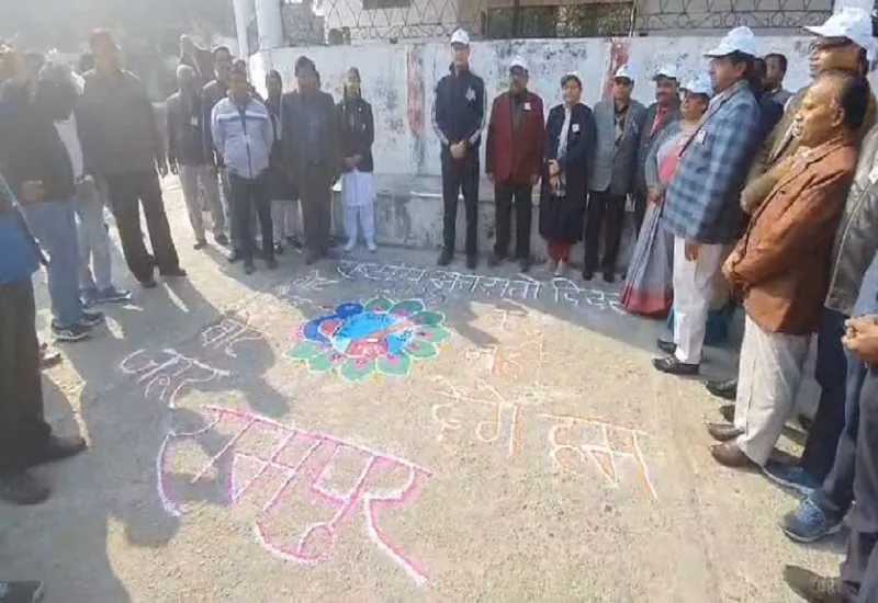 Rampur : राष्ट्रीय मतदाता दिवस पर बच्चों ने निकाली जागरूकता रैली, मुख्य विकास अधिकारी ने दिखाई हरी झंडी