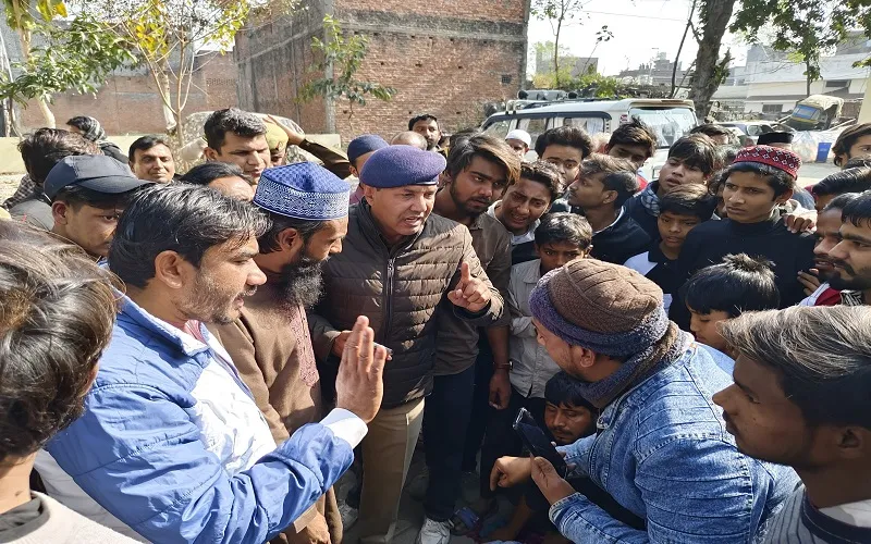 संभल : परिजनों के गंभीर आरोपों पर भारी पड़ा पुलिस का सीसीटीवी वीडियो, बेटा बोला- चौकी छोड़कर भाग गये थे पुलिसकर्मी 