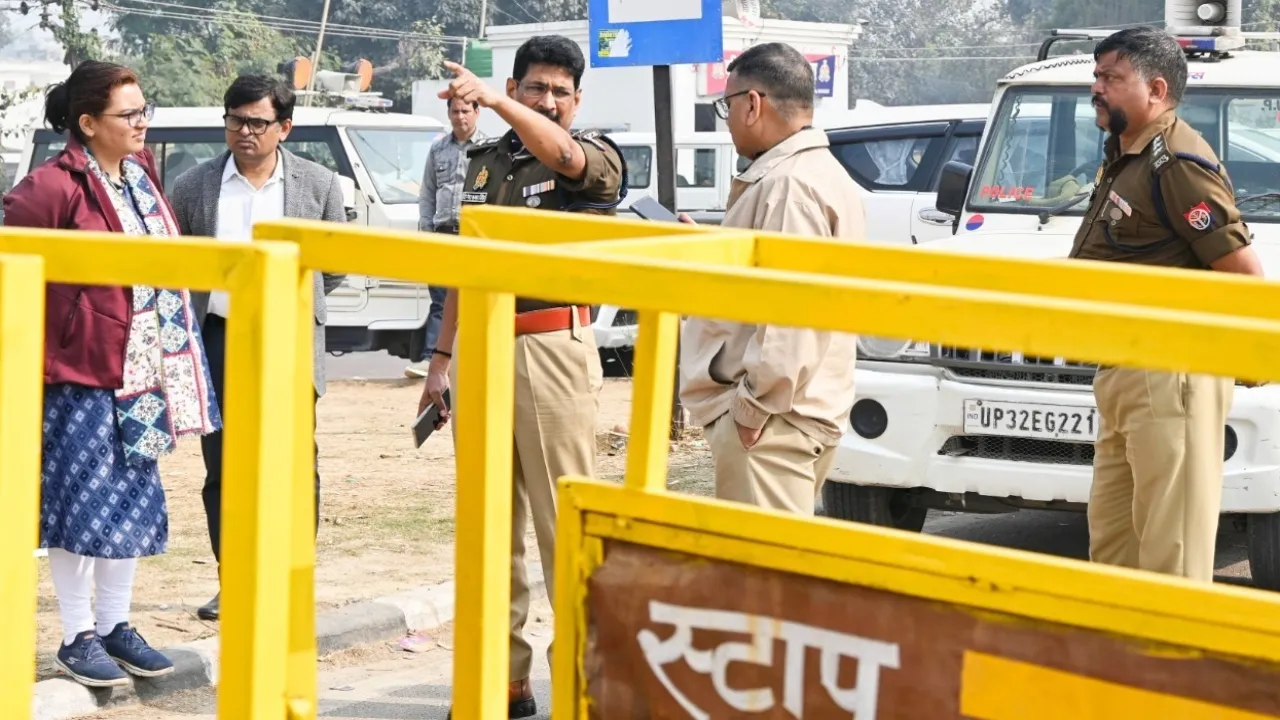 वाहनों को रोक रही पुलिस