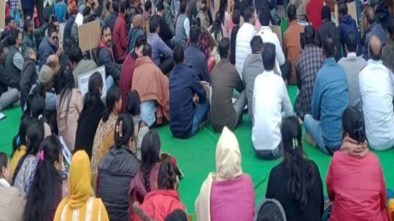 लखनऊ: हजारों बिजली कर्मियों ने शक्तिभवन घेरा, पॉवर कारपोरेशन के चेयरमैन ने की गुप्त बैठक ! जानिये वजह 