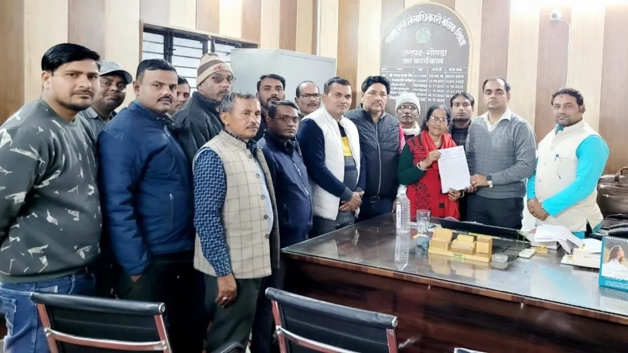  Gonda News : समस्या निस्तारण की मांग को लेकर शिक्षक संघ ने वित्त लेखाधिकारी को सौंपा ज्ञापन