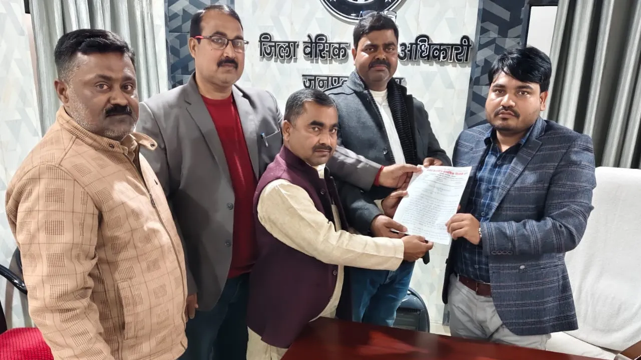 वेतन बहाली की मांग : मेहनताना की दरकरार, शिक्षकों ने BSA से लगाई गुहार