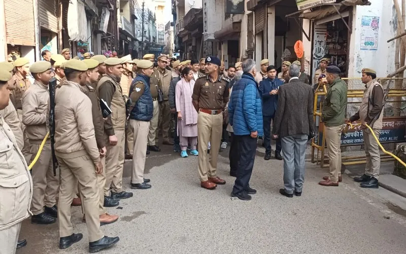 Sambhal violence : न्यायिक आयोग ने दंगों से प्रभावित इलाकों का किया निरीक्षण, बारीकी से DM-SP ने समझाया