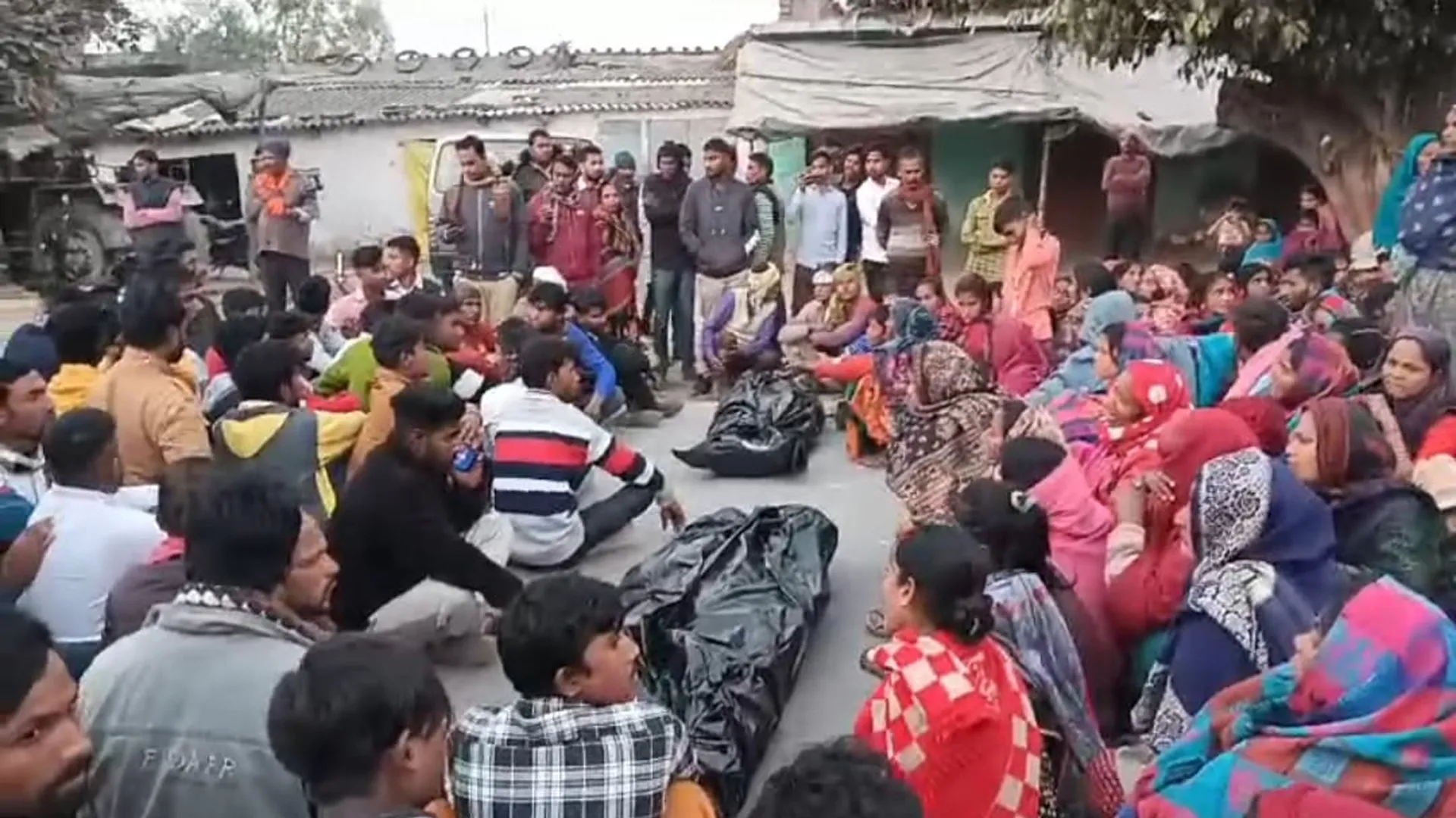 पीलीभीत: सड़क हादसे में दो युवकों की मौत से आक्रोश...सड़क पर शव रखकर लगाया जाम