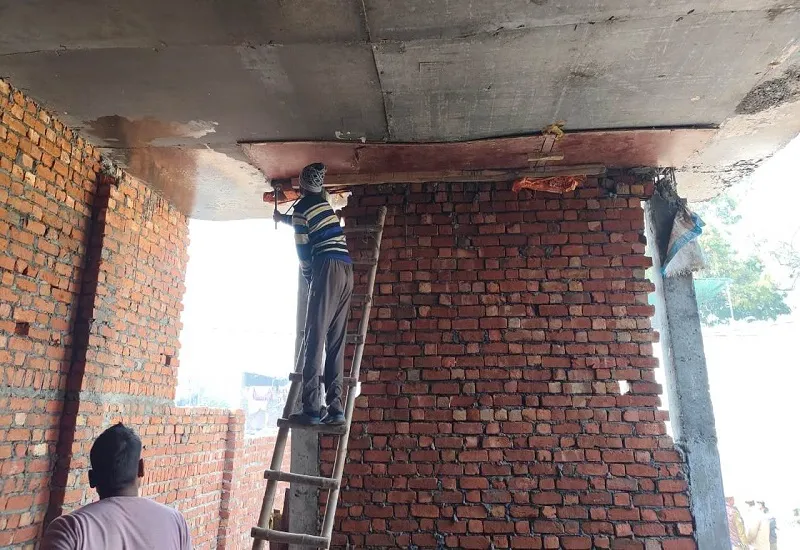 संभल : सत्यव्रत्त पुलिस चौकी का लिंटर खुला, बन रही पहली मंजिल