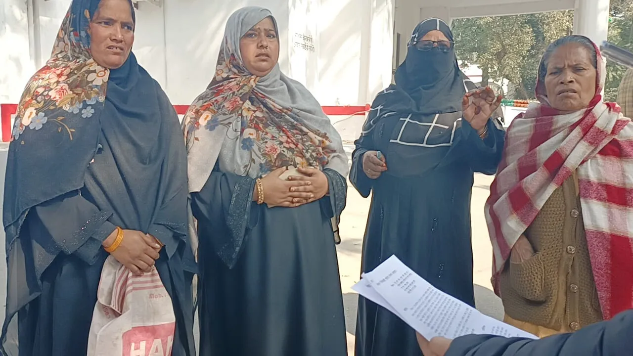 Bahraich News : सरकारी नोटिस से सहमीं महिलांए, जिलाधिकारी से गिड़गिड़ाकर बोली हम पर रहम करें ...जानें क्या है पूरा मामला