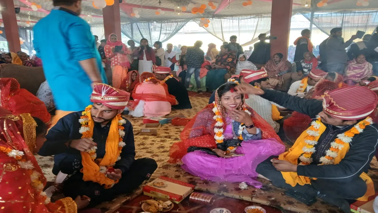Gonda News : वैदिक मंत्रोच्चारण के बीच परिणय सूत्र में बंधे 477 जोड़े