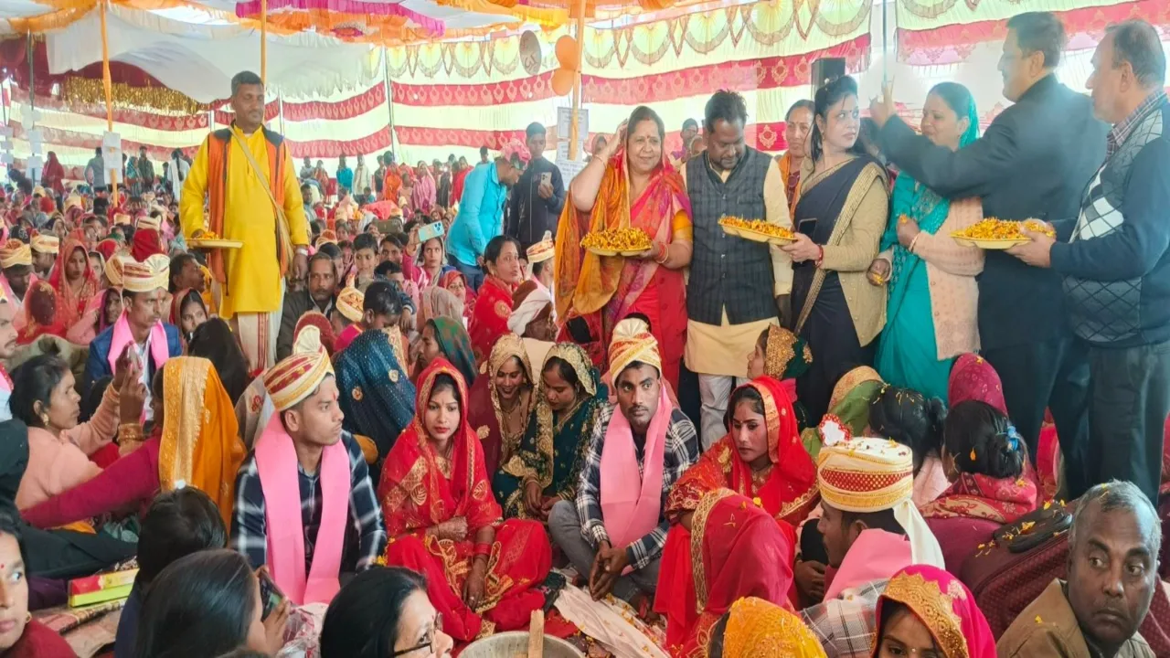 मुख्यमंत्री सामूहिक विवाह योजना : 459 हिंदू और 6 मुस्लिम जोड़ों की शादी, जीआईसी ऑडिटोरियम में सम्पन्न हुई रस्में