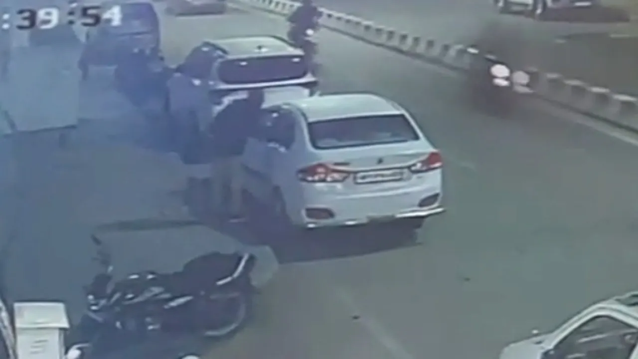  अयोध्या : लेखपाल की कार का शीशा तोड़ दस्तावेज व नकदी चोरी