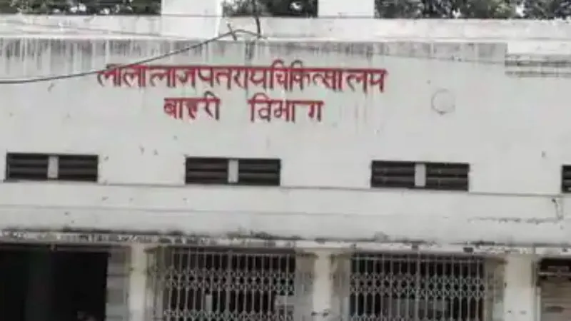 कानपुर के हैलट अस्पताल के एक PRO व डॉक्टर पर अभद्रता का आरोप: खून की उल्टी की समस्या होने पर परिजन बच्ची को लेकर पहुंचे थे...