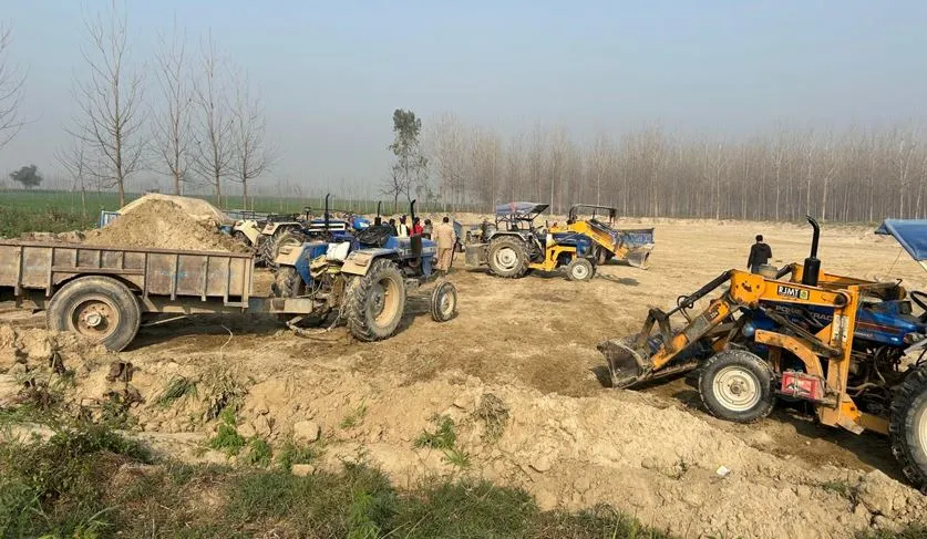 Bareilly: अवैध खनन पर छापेमारी से खलबली, 4 ट्रैक्टर-ट्रॉली और 2 लोडर जब्त
