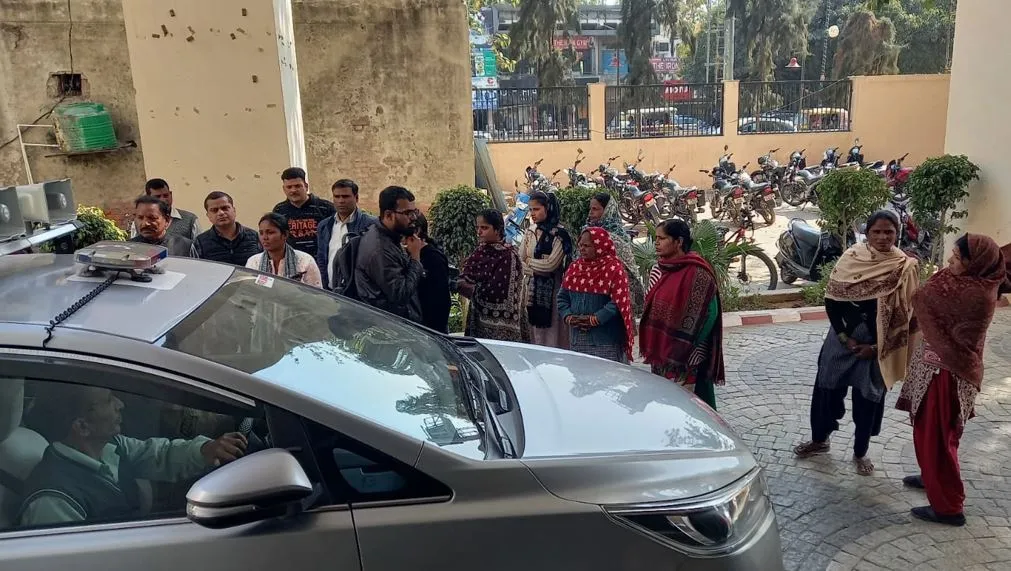 बरेली: सड़क खराब...अफसरों की टालमटोल पर भड़कीं महिलाएं, नगर आयुक्त की गाड़ी रोककर बताई समस्या