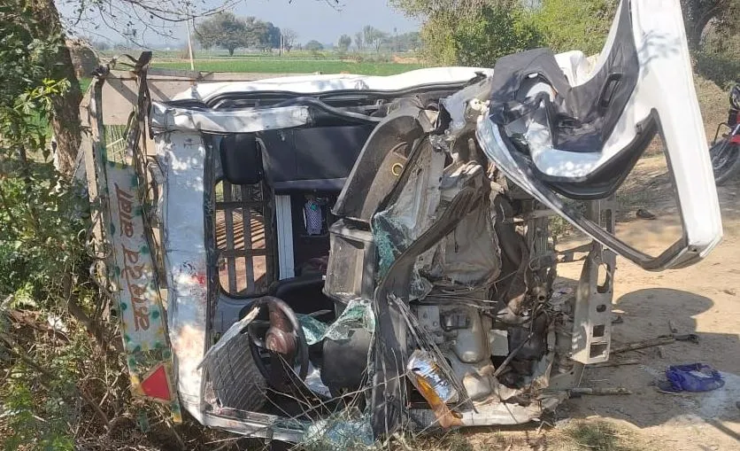 शाहजहांपुर: ट्रक की टक्कर के बाद पलटी मैजिक, तीन महिलाओं समेत 4 लोगों की मौत,16 घायल