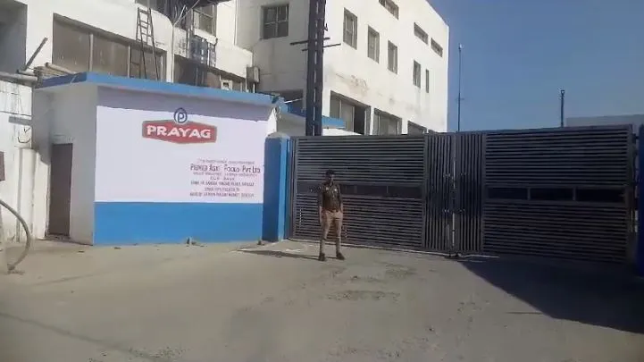 Bareilly: प्रयाग मिल्क फैक्ट्री पर इनकम टैक्स का छापा, मची खलबली