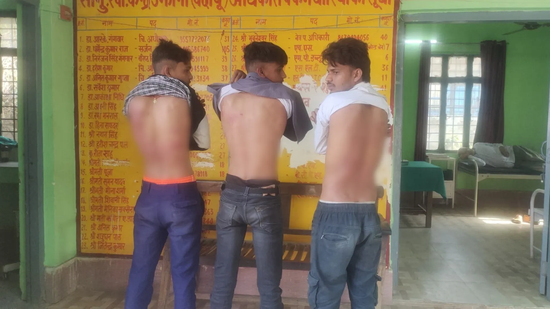 बदायूं : बाइक टच होने पर तीन युवकों को मुर्गा बनाकर पीटा