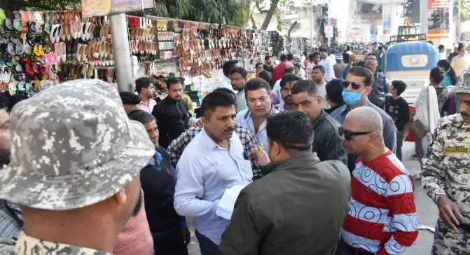 बरेली: जिला अस्पताल रोड पर हटाया अतिक्रमण, सामान जब्त करने पर भड़के दुकानदार, जमकर नोकझोंक