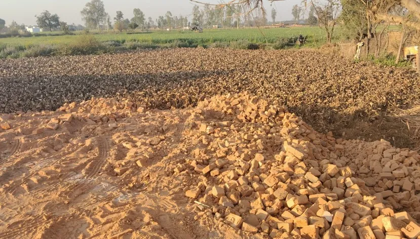  शाहजहांपुर में तालाब पर हो रहा था अवैध कब्जा, शिकायत पर रुकवाया