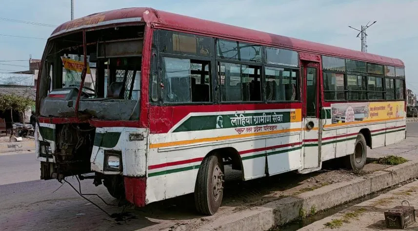 बदायूं: रोडवेज बस और ट्रैक्टर-ट्रॉली भिड़ंत, 17 घायल