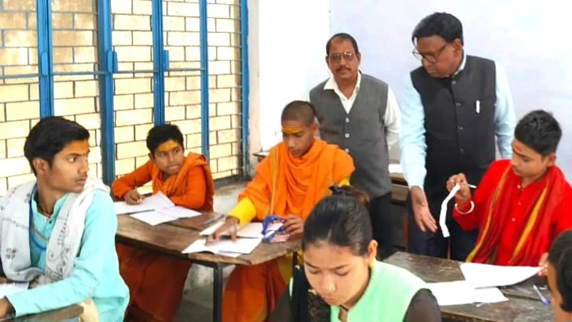 लखीमपुर खीरी: संस्कृत बोर्ड-33 ने पहली पाली तो पांच छात्रों ने छोड़ी दूसरी पाली की परीक्षा