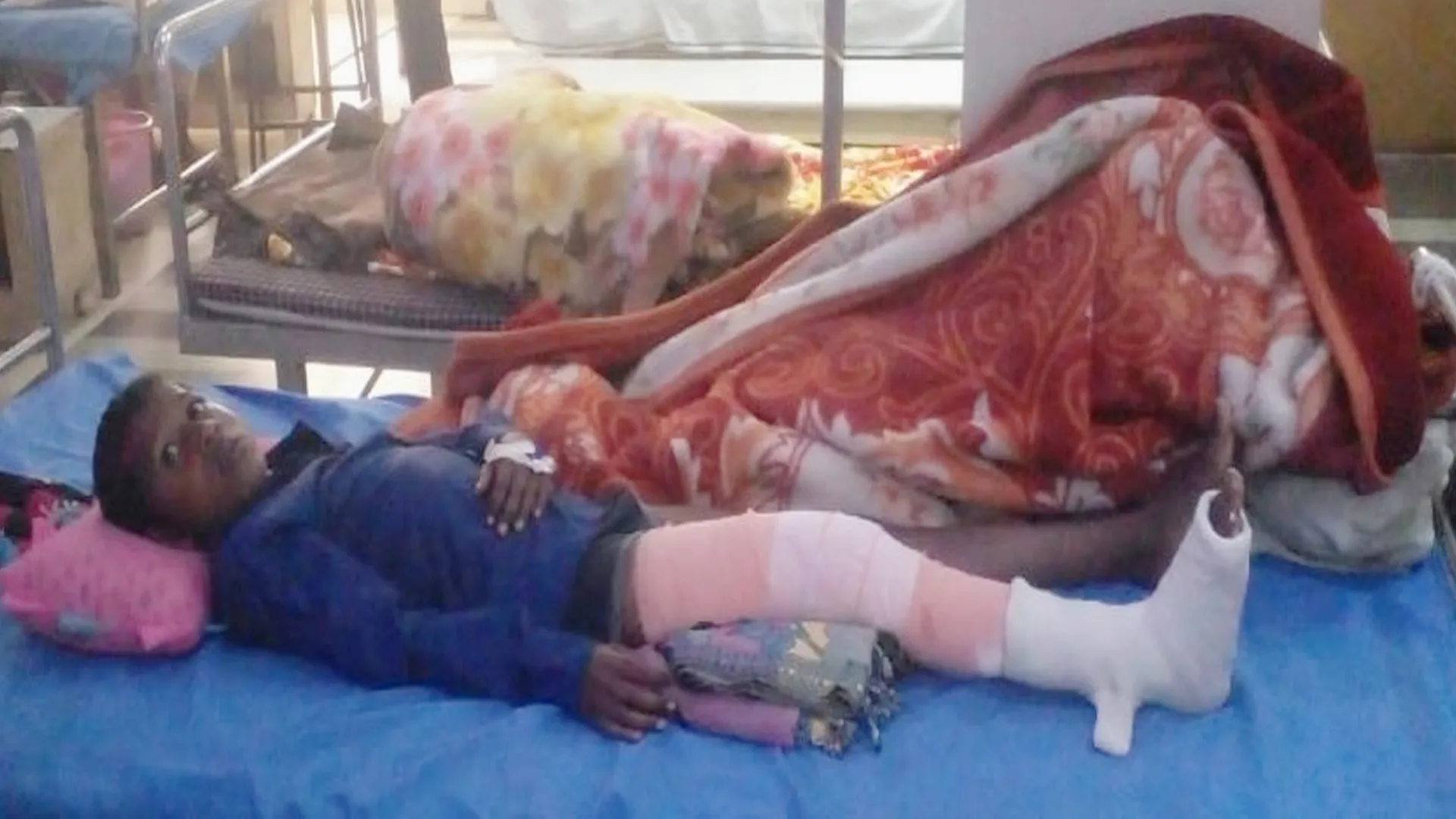 लखीमपुर खीरी: स्कूल वालों पर जबरदस्ती कबड्डी खिलवाने का आरोप, छात्र का टूट गया पैर