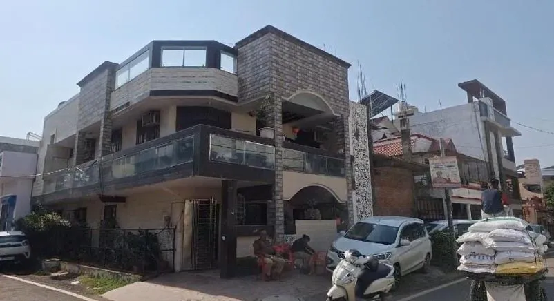 Bareilly: टैक्स चोरी?  रामसेवक के घर फिर पहुंची आयकर की टीम, मकान की सील तोड़कर कर रही पूछताछ