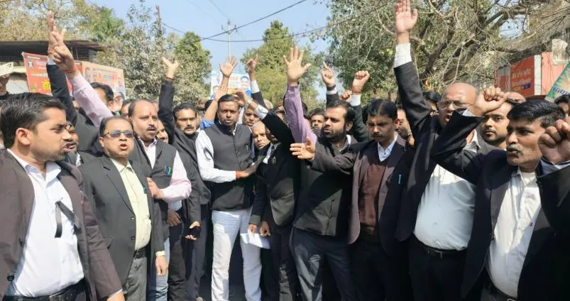 शाहजहांपुर: प्रस्तावित अधिवक्ता अधिनियम लागू किए जाने के विरोध में वकीलों का प्रदर्शन, ज्ञापन सौंपा