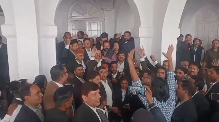 बरेली: एडवोकेट अमेंडमेंड बिल-2025 के खिलाफ सड़क पर उतरे वकील