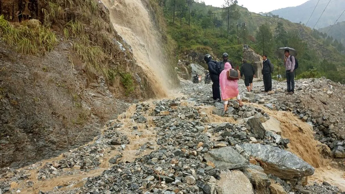 पहाड़ों में हुई झमाझम बारिश, मैदान में छाए बादल   
