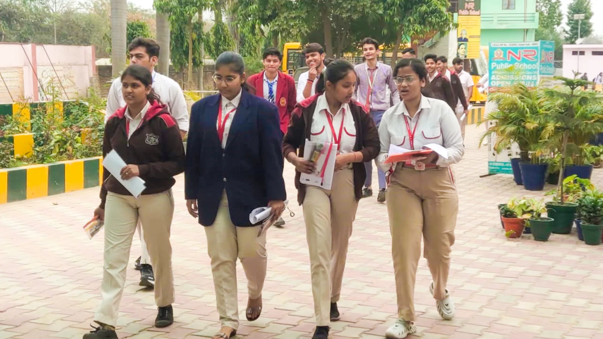 कासगंज: केमिस्ट्री का आसान पेपर देखकर खिले छात्रों को चेहरे