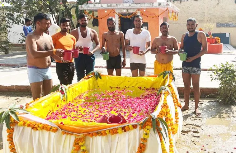 रामपुर: जिला कारागार में महाकुंभ स्नान, 250 पुरुष और 15 महिला बंदियों ने लिया पुण्य लाभ