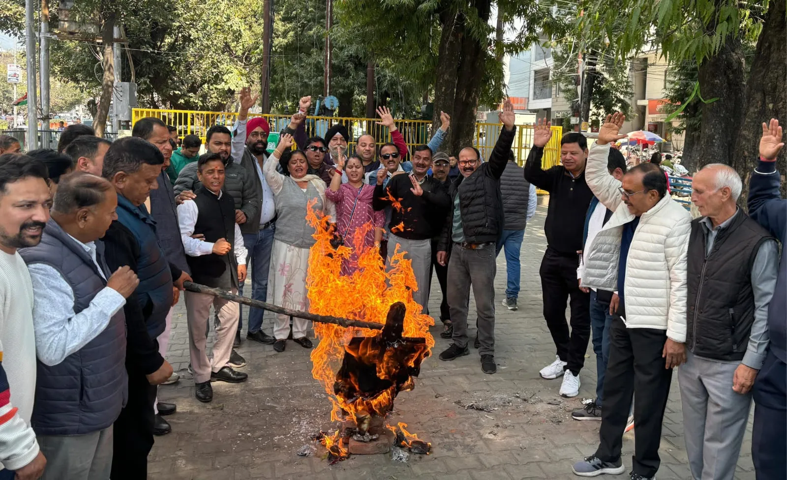पहाड़ियों पर दिए विवादित बयान, मंत्री प्रेमचंद का फूंका पुतला 