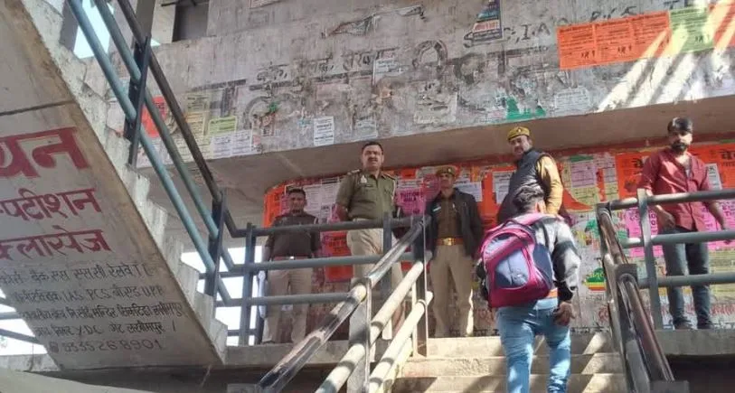  लखीमपुर खीरी: ओवरब्रिज की सीढ़ियों पर मिला महिला का शव, मचा हड़कंप 