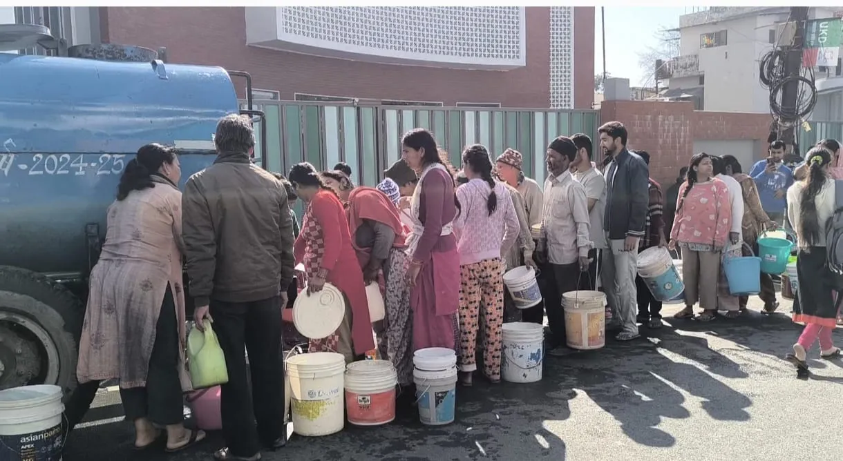 हल्द्वानीः नलकूप फुंका, पानी के लिए लगाई कतार