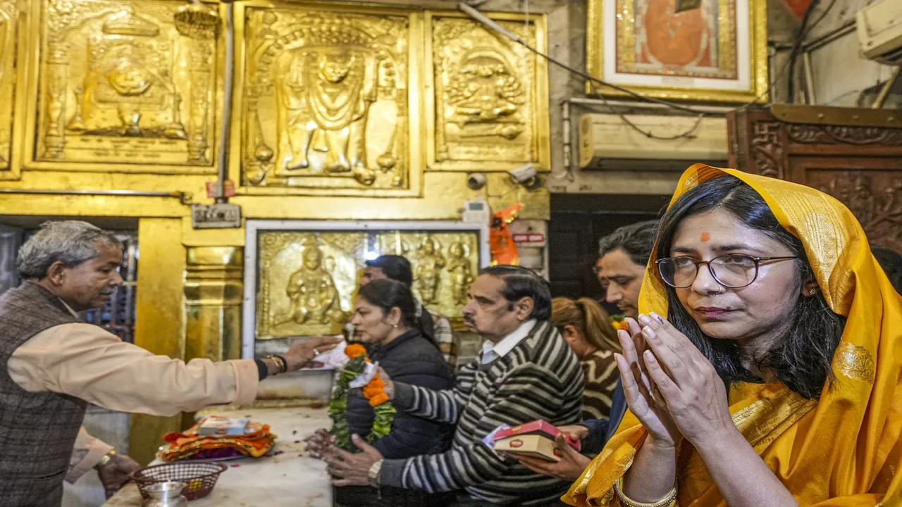 दिल्ली: स्वाति मालीवाल ने हनुमान मंदिर में की पूजा-अर्चना, कहा- आज भगवान के आशीर्वाद से हम जिंदा हैं