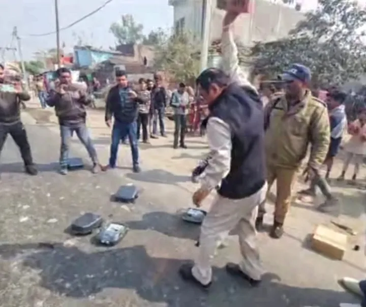 किच्छा विधायक ने हाइवे पर तोड़े स्मार्ट मीटर    