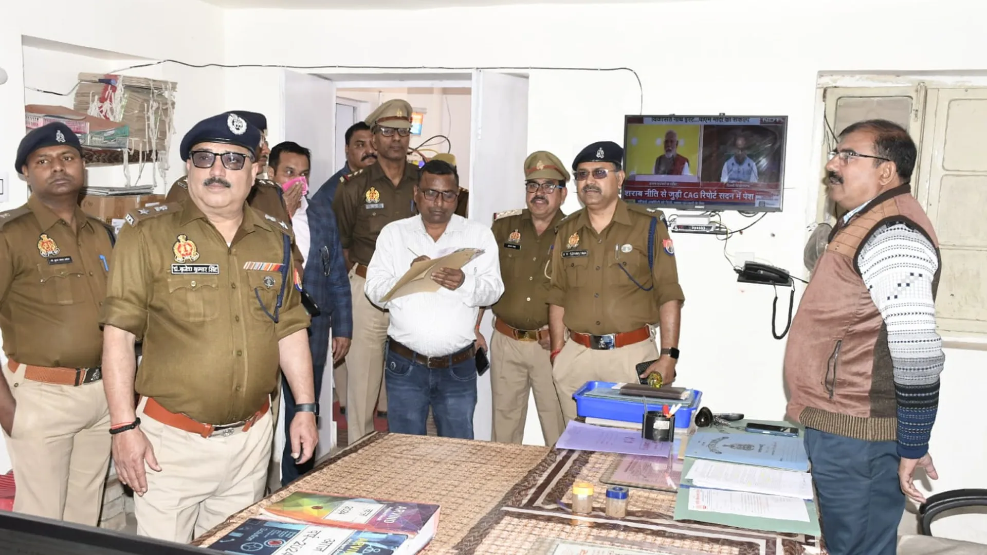 बदायूं: एसएसपी ने किया कार्यालय का निरीक्षण, बेहतर कार्य पर किया प्रोत्साहित