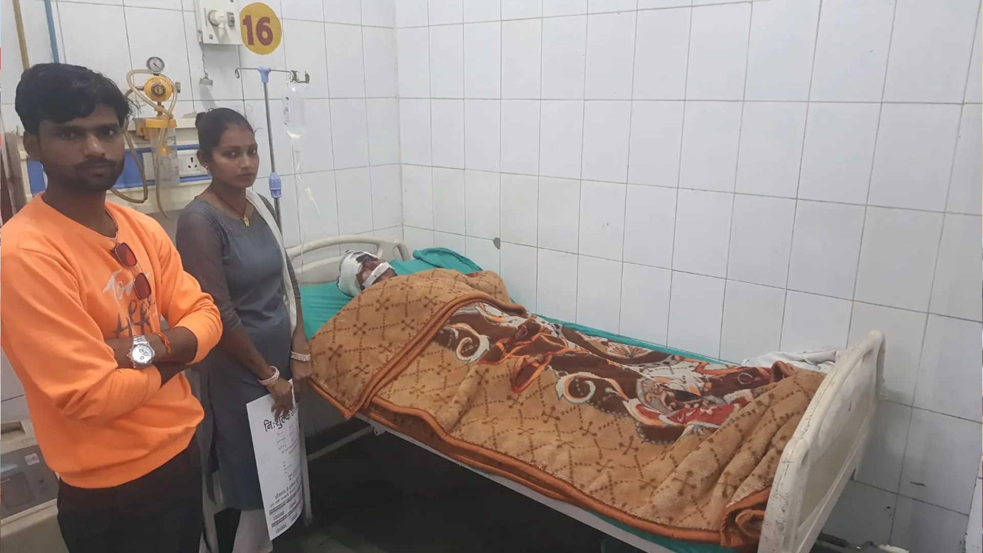 रामपुर : पत्नी से परेशान युवक ने ट्रेन के सामने आकर किया आत्महत्या का प्रयास