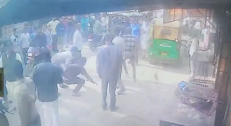 Bareilly: दबंगों ने चौकीदार को जमकर पीटा, वीडियो वायरल