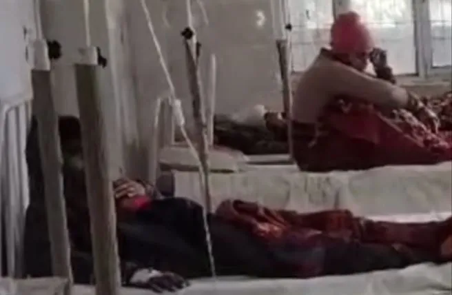 बिजनौर: समारोह में खाना के बाद बड़ी संख्या में लोग बीमार, अस्पताल में भर्ती