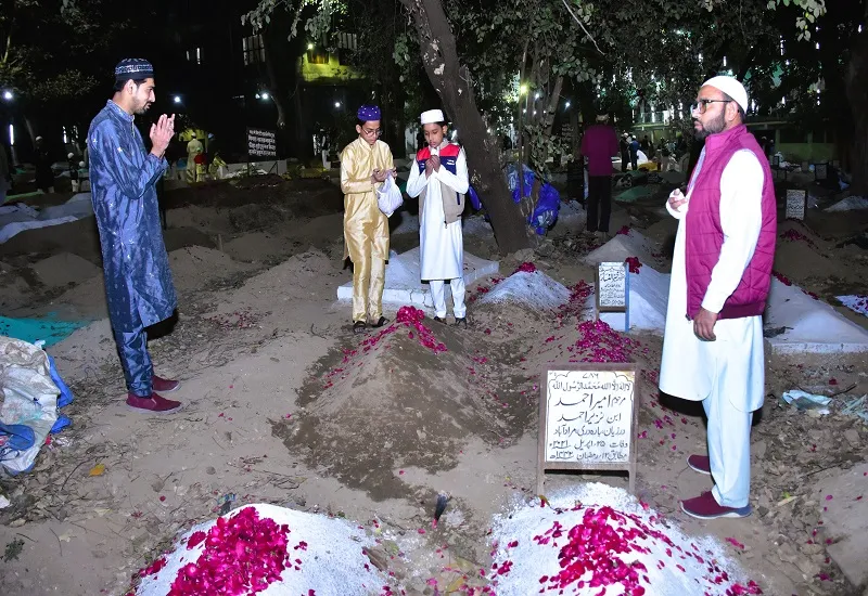 मुरादाबाद : शब-ए-बरात...मस्जिदों में की इबादत, गुनाहों से मांगी माफी....अपनों की कब्रों पर जाकर पढ़ी फातिहा