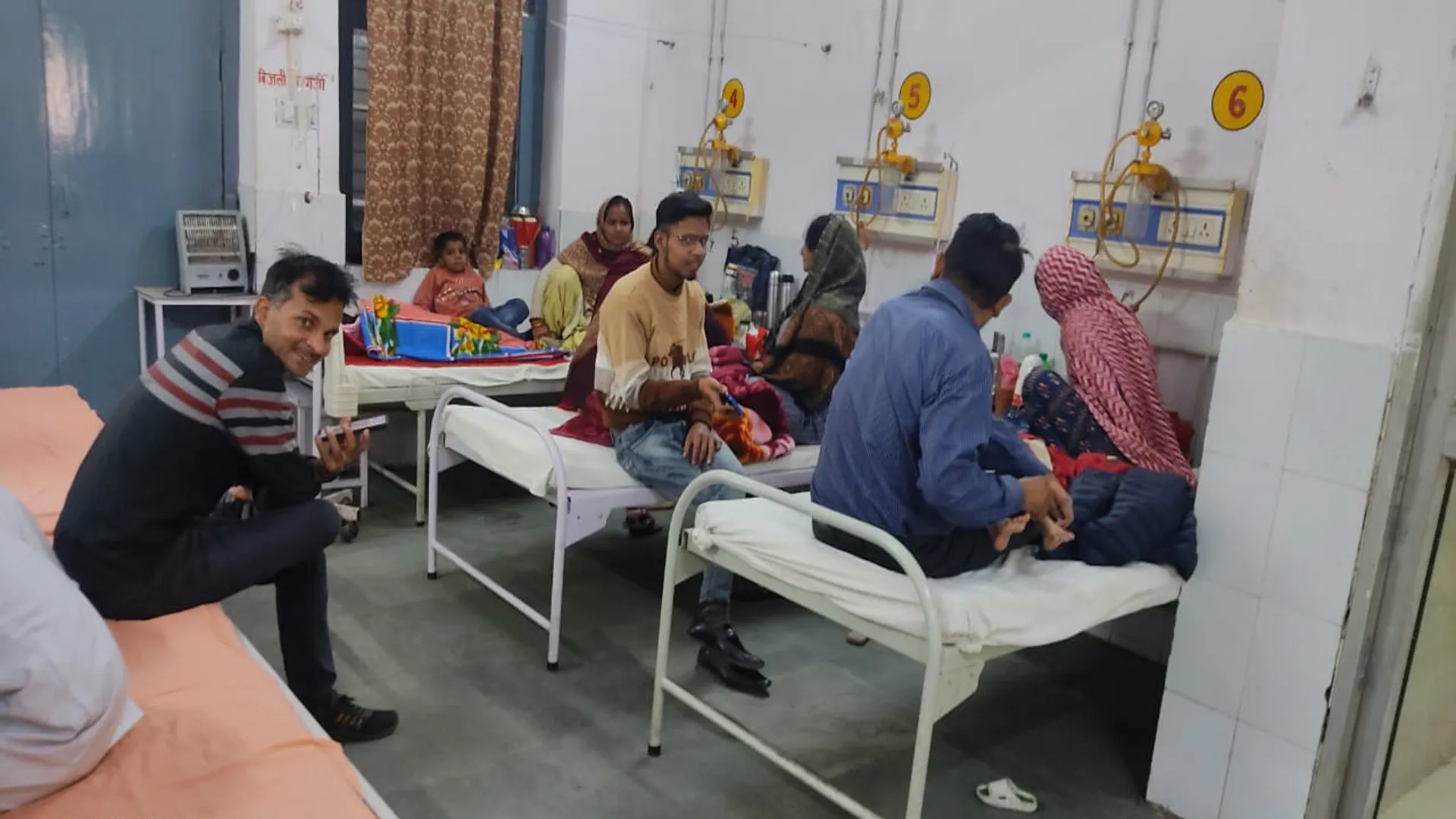 बरेली: बच्चे की सांसें उखड़ीं... ऑक्सीजन प्लांट की चाबी गायब, इमरजेंसी सिलेंडर से बची जान