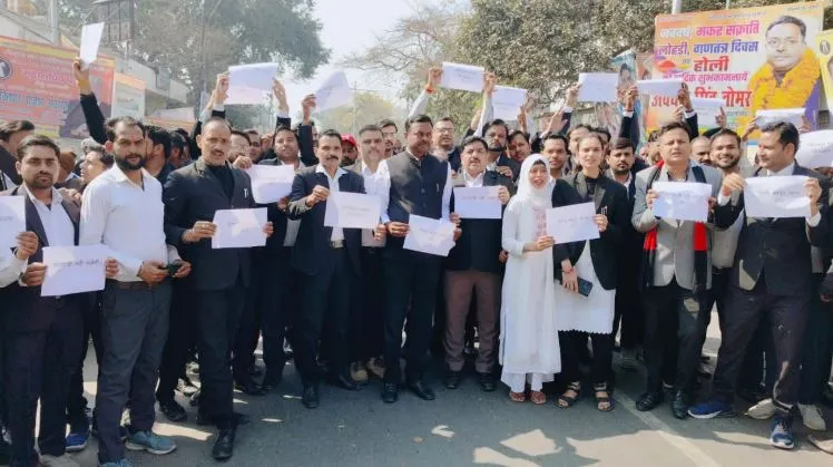  शाहजहांपुर: अधिवक्ता बिल संशोधन के विरोध में वकीलों का प्रदर्शन, निकाला जुलूस