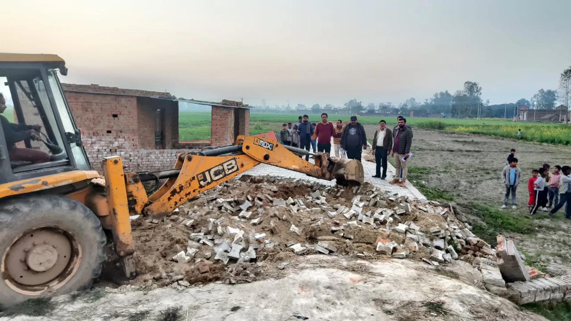 पीलीभीत: चिन्हित दस अवैध कालोनियों में दो पर चला बुलडोजर...अभी और बढ़ सकती है संख्या